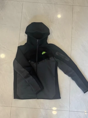 Nike tech  - Storlek S-L                                                                 Leverans 7-14 dagar