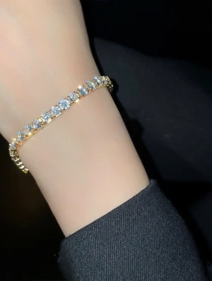 Guld armabd  - ✨ Guldfärgat armband – dam & herr ✨  Ett väldigt snyggt och elegant armband med guldfärgad finish som ger en lyxig look. Armbandet passar både tjejer och killar och funkar lika bra till vardag som till fest. Det glittrar fint i ljuset och är lätt att matcha med andra smycken eller klocka.  💎 Armbandet sitter bekvämt på handleden och ger ett stilrent intryck som verkligen syns. 💬 Många som köpt smycken av mig tidigare har fått mycket komplimanger.  🎁 Extra bonus: När du köper armbandet får du cha