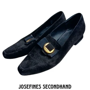 Söta vintage svarta skor - Vintage skor med liten klack från Bruno Magli. Är gjort av svart mocka. Är i använt men fint skick