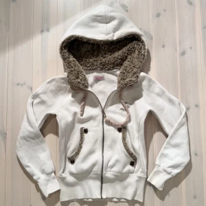 Varm zip hoodie  - Unik kofta med lurvig huva. Kan även användas som jacka under små kyliga dagar. 