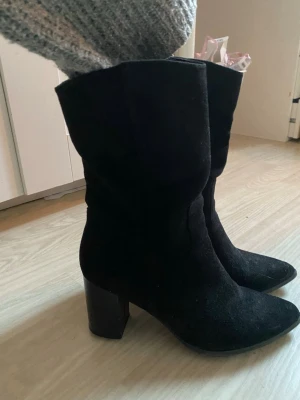 Svarta mockastövlar med klack - Jättesnygga mockastövlar. Klack: 7,3 cm. Från golvet till toppen på skon: 35 cm. Inte använda mycket🩷