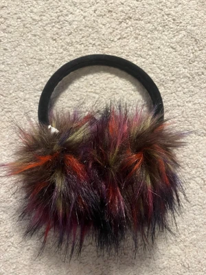 Färgglada Öronmuffar - Säljer dessa öronmuffar, vet inte vart de är köpta någon stans men de är i bra skick. Komprivat för fler frågor 💕