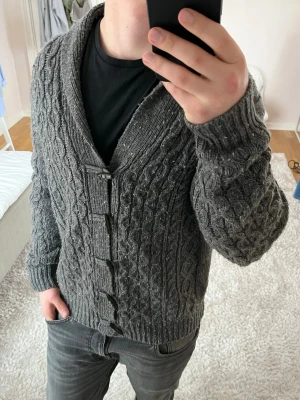 Stickad cardigan  - Cardigan | Mycket bra skick | Size - L | Pris 399 | Hör av dig vid minsta fråga eller fundering📩