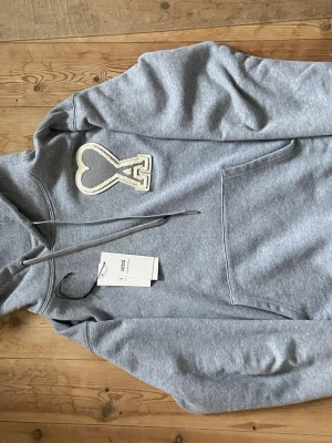 Ami Paris Hoodie  - Säljer nu min ami Paris hoodie eftersom att den inte kommer till användning och har andra tröjor som jag hellre använder, skriv vid frågor! Pris ej fasthugget i sten! Kommer inte gå med på nått under 425kr och la precis ut annonsen så har inte brottom med att sälja den !! Mvh Tkstyles