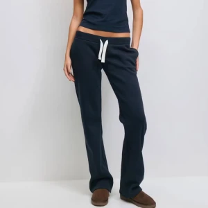 Mörkblå mjukisbyxor med snörning - X-tra low sweatpants från Gina, använda en gång 