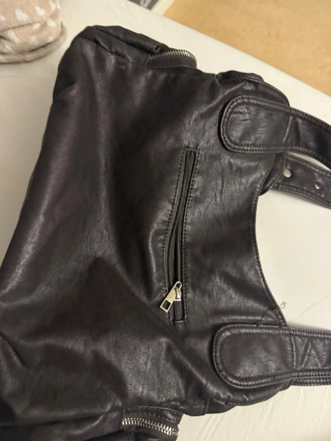 Svart axelväska med dragkedjor - 1