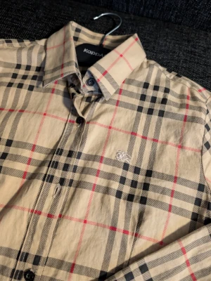 Burberry skjorta  - Använd några gånger, väldigt bra skick. Storlek small men mer som xs.