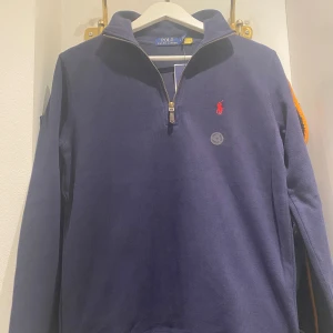 Ralph Lauren Quarter Zip - Helt ny och påse ingår. Passar som S då en är väldigt slim fit 