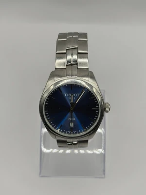 Tissot pr100 - Tissot PR 100 herrklocka – silverfärgad urtavla Märke: Tissot Modell: PR 100 Urverk: Quartz Urtavla: Silverfärgad Material: Rostfritt stål Skick: Bra begagnat skick Batteri: Nyligen bytt Komplett set: Original låda(skada), papper och alla länkbitar ingår Funktion: Klockan går och håller tiden när den används Om den ligger oanvänd en längre stund kan den ibland stanna Börjar gå igen när man skakar den lätt Säljs i befintligt skick och prissatt därefter. Jag kan tänka mig sänka vid snabb affär 