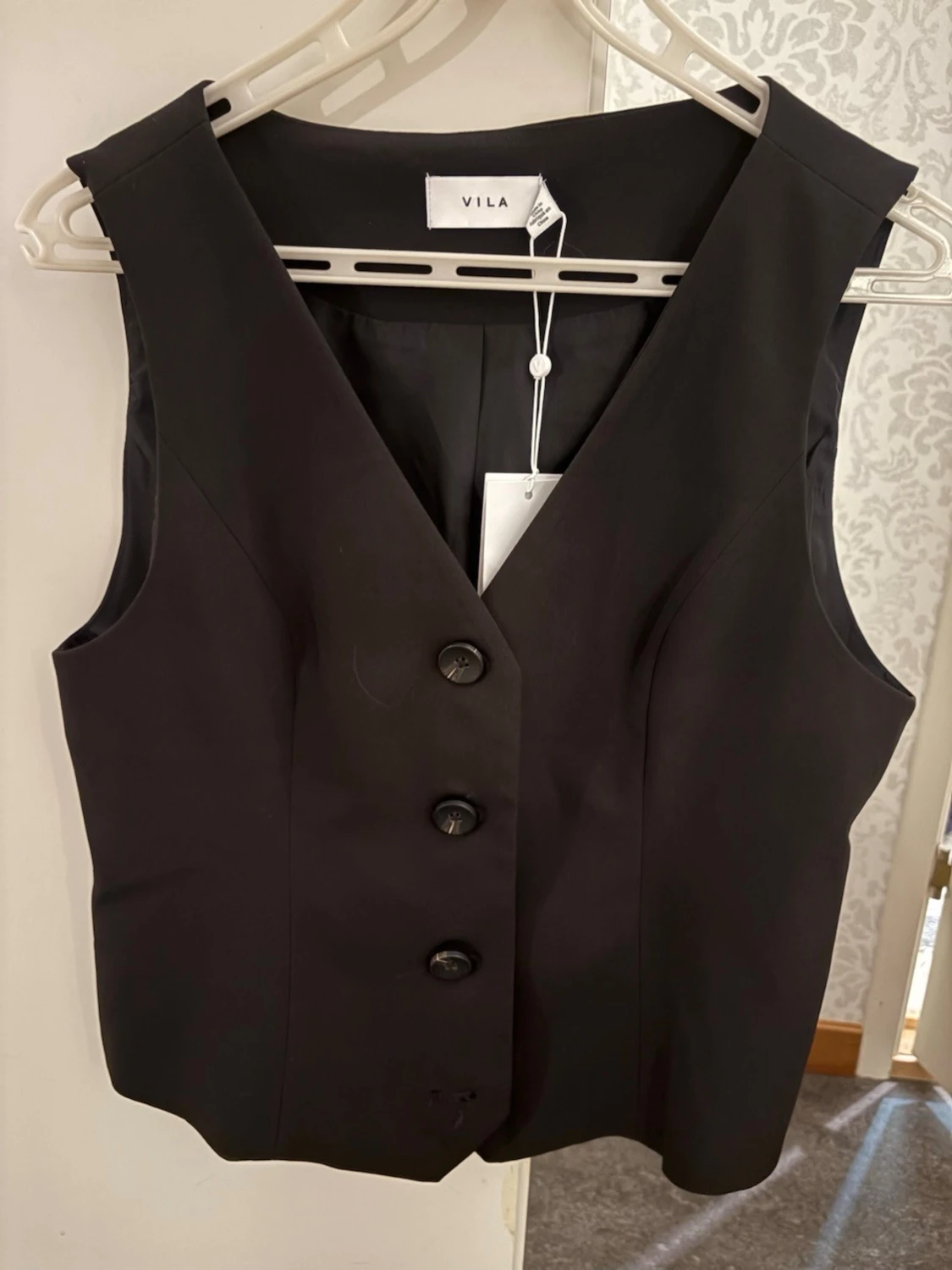 Svart väst med knappar från VILA