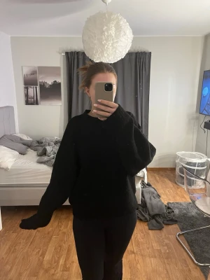Svart stickad tröja med loose fit - Jätte fin svart stickad tröja från Nelly med långa armar och som passar perfekt. Är ganska nopprig men fortfarande fin och jätte skön