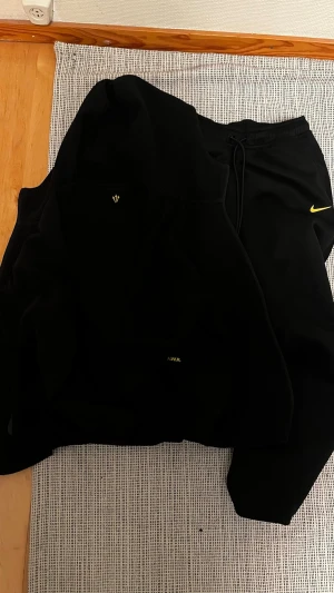Nocta Nike tech fleece set - Nocta nice tech fleece set storlek M. Bra skick