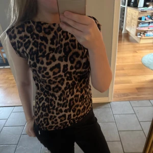 Leopardmönstrad topp från lager 157 - Säljer en leopardmönstrad topp från lager 157 i storlek XS. Toppen har inte används många gånger💗