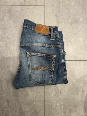 Nudie jeans  - Säljer ett par feta nudie jeans med fet tvätt och fet blå färg, jeansen sitter Slim och Modellen är tape Ted, skick: mycket bra knappt använda!