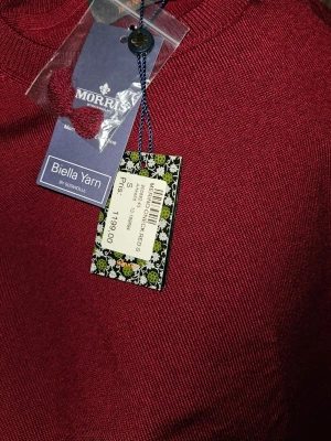 Vinröd merinoullströja från Morris - Hejsan! Säljer nu min otroligt snygga tröja. Tröjan är i 100% merinoull vilket betyder att den är väldigt varm och väldigt len o fin. mått finns nedan🙌 Model:slim crewneck Storlek:S Skick:9/10❤️‍🔥 Mått: Från krage->ner= 61cm Axel->axel= 44cm  Tveka inte på att höra av dig för fler bilder, mått och frågor☺️  OBS: måtten kan vara fel med 1-2cm, har gjort mitt bästa med att mäta så korrekt som möjligt!🔥
