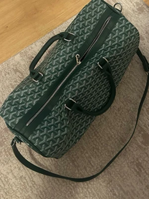 Grön handresväska  - Säljer denna stilrena gröna resväskan, som jag köpte och inte blev någon användning av har du fler frågor, Dm