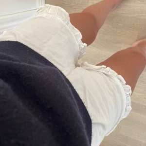 Vita sommar/pyjamas shorts🤍 - Ett par vita shorts med volang detaljer, säljer då de inte passar mig och inte kommit till användning, pris kan diskuteras🤍