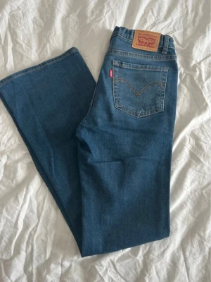 Levi's 726 Flare blå jeans - Säljer ett par Levi's 726 Flare jeans i klassisk blå. Jeansen har hög midja, utsvängda ben. Använt dom mycket förr men dom är fortfarande i mycket bra skick!