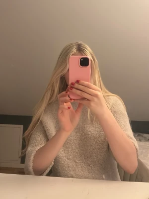 Beige fluffig stickad tröja - Mysig beige stickad tröja med fluffig känsla och trekvartsärm. Perfekt för dig som gillar en avslappnad och chill stil. Passar till allt och är superenkel att matcha med andra plagg.