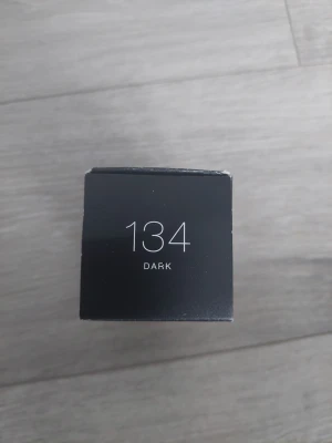 Dose of Colors Meet Your Hue Foundation - Foundation i nyansen 134 Dark från Dose of Colors. Ger medium till full täckning och kommer i en stilren svart förpackning med 30 ml produkt. Färgen är djup brun och flaskan är i frostat glas med svart lock.   Dose of colors Foundation nr 131,134,129    Säljes endast för 120 kr så passar på  Du spara 320kr  Snygg att blanda ut som contour med ❤️  