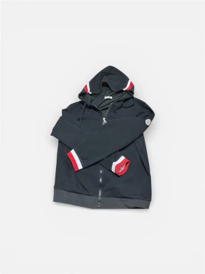 Hoodie Moncler Black with Logo 🧥passar som M - Snygg svart Moncler-hoodie med ikonisk logotyp på ärmen. Har röda och vita detaljer på ärmslut och huva. ⭐️ Skick: 8/10 (Mycket sparsamt använd, inga synliga defekter) 🎨 Färg: Svart med röda och vita detaljer 📦 Snabb och noggrann leverans