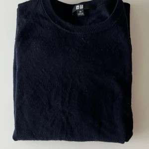 Stickad tröja - En snygg blå stickad tröja från uniqlo. Den är i bra skick utan några synliga defekter. Passar mig inte längre tyvärr. Hör av dig vid frågor. 