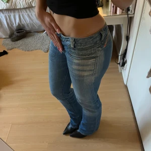 Diesel jeans - Diesel Industry jeans i mycket bra skick. Midjemått rakt över: 39 cm innerbenslängd: 89cm. Snygg ljus tvätt och fina fickor fram. 