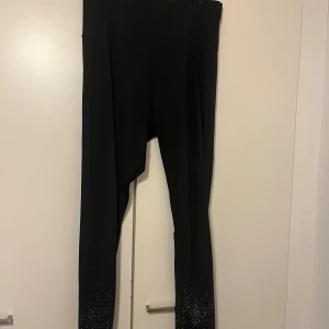 Leggingsit XL - Mustat leggingsit, joissa lahkeissa kultaisia pisteitä. Koko XL. Vyötärön leveys n 38-44cm, haara-lahje n 70cm. Eläintalous MMM, lisätietoja saa kysymällä Katsothan myös muut ilmoitukseni Tarjoa 