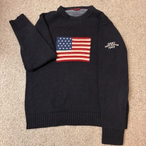 Gant tröja USA flagga  - Gant tröja USA flagga i storlek L. Lite stor på mig som är 180,75 kg. Inga defekter 🫶
