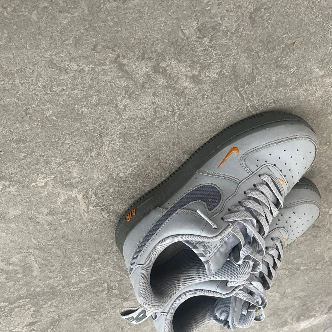 Nike Air Force 1 grå med orange detaljer - 2