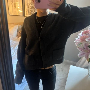 Mörkgrå  kofta med fickor - Mysig snygg mörkgrå kofta, använd fåtal gånger 