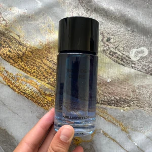 Karl Lagerfeld Bois de Cèdre - Stilren parfym från Karl Lagerfeld med namnet Bois de Cèdre. Flaskan rymmer 100 ml och är tillverkad i Frankrike. Perfekt för dig som vill ha en modern och trendig doft i samlingen.