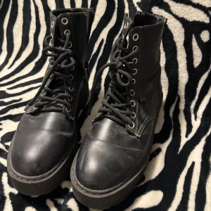 Svarta boots med platåsula🖤 - Säljer ett par svarta boots med högt skaft och grov platåsula. Skorna har snörning och dragkedja.🖤🍒