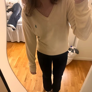 tröja från Ralph Lauren (går att diskutera pris)  - Snygg beige v-ringad tröja från Ralph Lauren med en grön broderad logga på bröstet. Storlek L men passar S🤍 