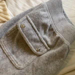 Grå mjukisbyxor från Juicy Couture - Jätte sköna mjukis från Juicy Couture, perfekt för en mys dag, dom är gråa och allt är i bra skick!