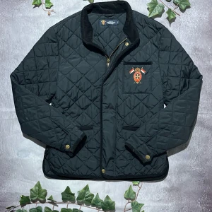 Morris Heritage Quilted Jacket – Storlek M - Elegant och tidlös quiltad jacka från Morris Heritage, inspirerad av brittisk preppy-stil och klassiskt skrädderi.  🎨 Färg: Svart 📏 Storlek: M 📐 Mått: (kan läggas till vid behov) ♻️ Skick: Mycket bra – sparsamt använd, inga skador eller fläckar 🧵 Material: 100% Polyester (yttertyg & foder), lätt vadderad  ‼️ Skickas dagen efter köpet genomförs! ‼️