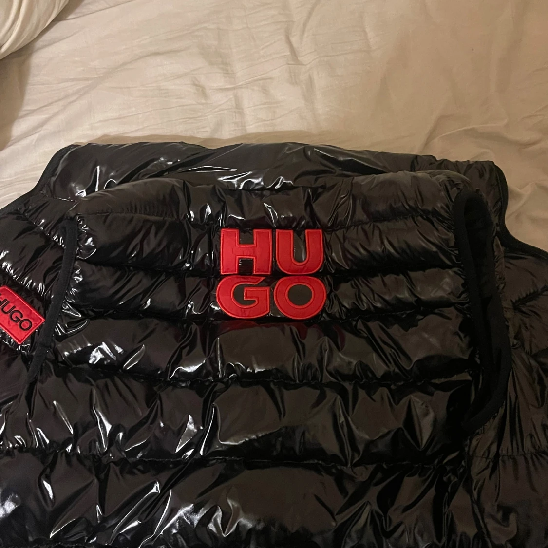 Svart dunväst från Hugo - 1