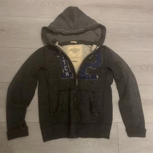 Abercrombie & Fitch zip up hoodiejacka - Fet mörkgrå zip up jacka/hoodie från Abercrombie & Fitch, lite sliten här o där men funkar definitivt. Perfekt till hösten som en overshirt, den är lite större än vanligt så jag skulle säga medium storlek