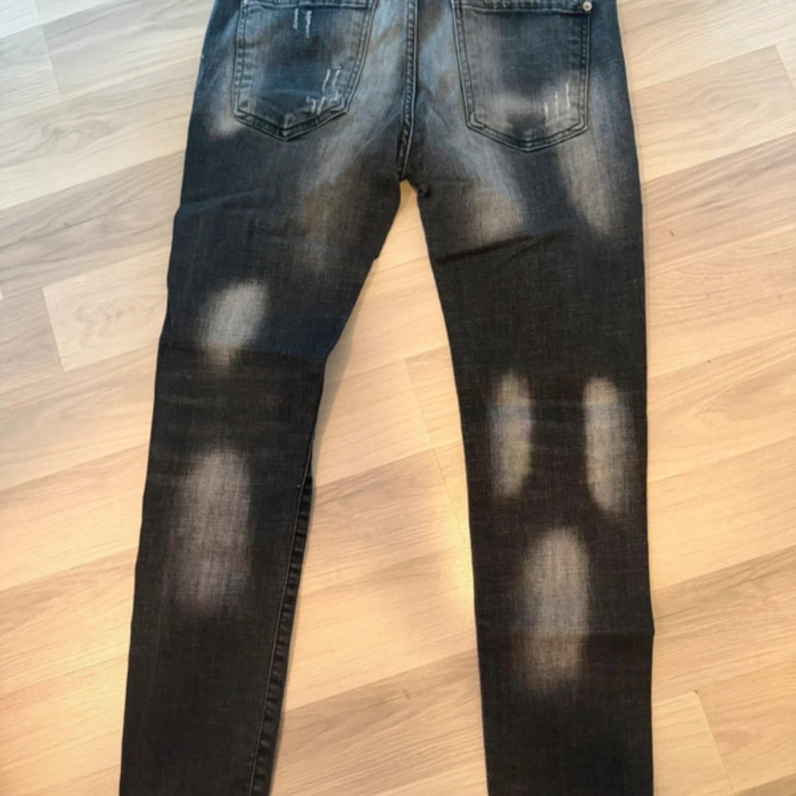 Svarta skinny jeans med slitningar - 1