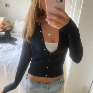 Mörkblå kofta från Lindex - Jättefin mörkblå kofta från Lindex! Den är stickad och långärmad och passar till det mesta💙Superbra skick!