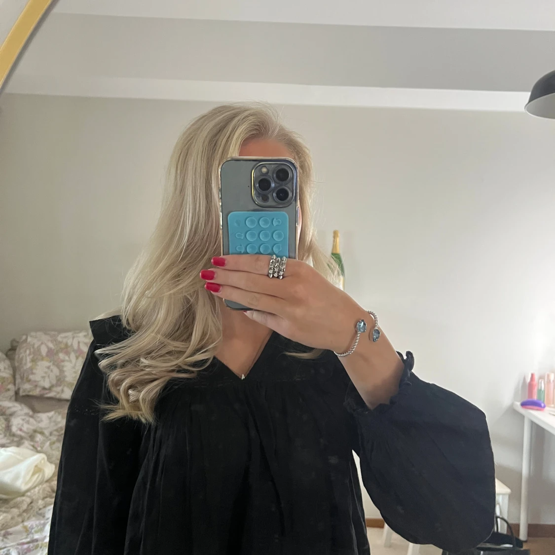 Svart klänning med v-ringning Gina Tricot