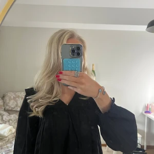 Svart klänning med v-ringning Gina Tricot - Svart blus från Gina Tricot med v-ringad hals och långa puffärmar. Storlek 158/164 men passar som xs. Säljer pga inte kommit till användning💗