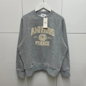 Ami Paris Sweatshirt  - Hejsan, säljer en helt ny Hoodie aldrig tidigare använd. Storlek M. Postar alltid inom 24h efter köpet. Skriv gärna om du har fler frågor.