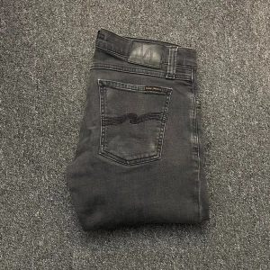 Svarta nudie jeans - Ett par feta jeans som är riktigt fräscha🤗 modellen är 178