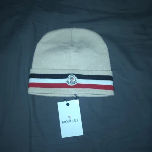 Moncler mössa - Moncler mössa aldrig andvänd.