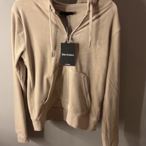 Beige tröja från Juicy Couture - Snygg beige tröja från Juicy Couture. Tröja är oanvänd med prislapp. 