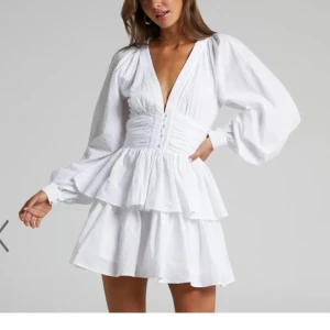 Vit volangklänning med v-ringning - Superfin vit klänning från Showpo som jag hade på min student, bra skick🥰