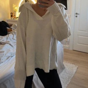 Vit stickad tröja  - Mysig vit stickad tröja från Lager 157 i oversized modell. Tröjan har krage, breda ribbade muddar och en avslappnad passform. Perfekt för lager-på-lager och chill dagar. Snygg att styla med jeans eller leggings. Storlek xs oanvänd men utan prislapp 🍁🍂