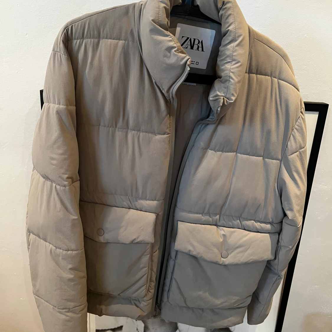 Beige pufferjacka från Zara