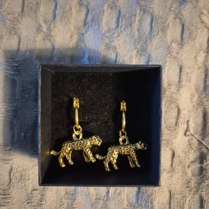 Guld ring  - GRATIS GÅVA MED VARGE ORDER!! Supertrendig stockholmsstil tjejer, ring guld. Vinter ring smycke. Gjord av stål, jag svarar och skickar alltid snabbt!